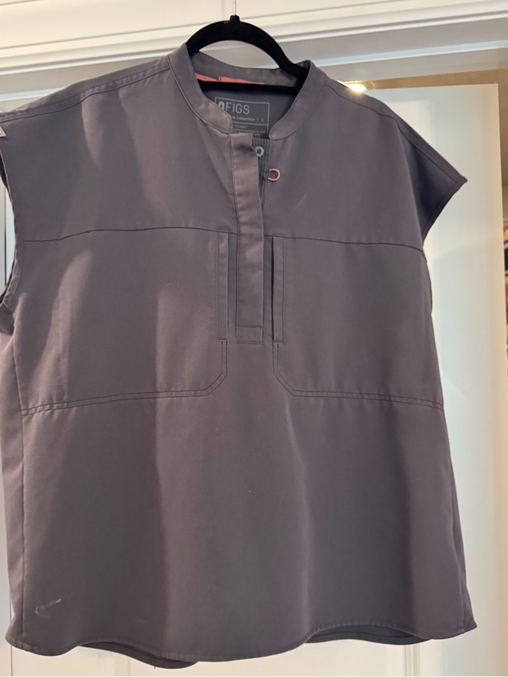 Figs Women’s Slate Grey Band-Collar Scrub Top